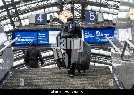 Man schleppt sich mit Gepäck auf den Bahnsteig, dreitägiger Streik der eisenbahngewerkschaft GDL, nur sehr wenige nah- und Fernzüge fahren, emp Stockfoto