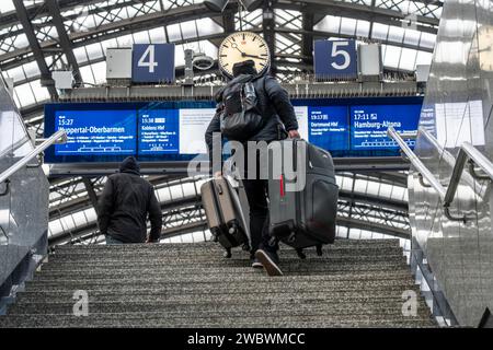 Man schleppt sich mit Gepäck auf den Bahnsteig, dreitägiger Streik der eisenbahngewerkschaft GDL, nur sehr wenige nah- und Fernzüge fahren, emp Stockfoto