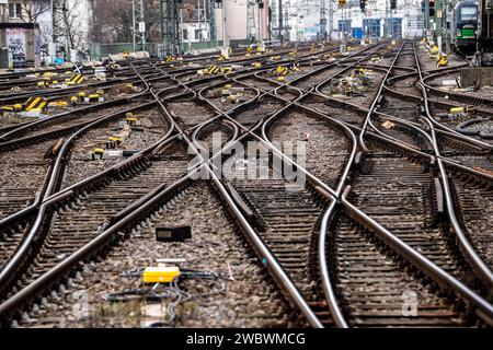 Leere Gleise vor dem Kölner Hauptbahnhof, 3-tägiger Streik der eisenbahngewerkschaft GDL, nur sehr wenige nah- und Fernzüge fahren, emp Stockfoto