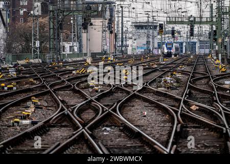 Leere Gleise vor dem Kölner Hauptbahnhof, 3-tägiger Streik der eisenbahngewerkschaft GDL, nur sehr wenige nah- und Fernzüge fahren, emp Stockfoto