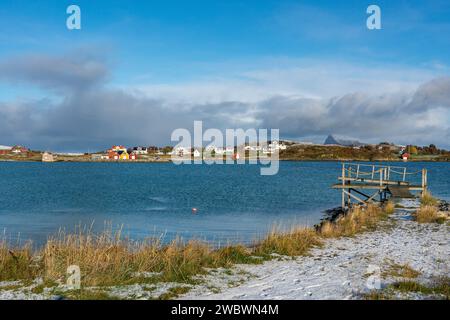 Bootssteg, Anlegestelle, Bootssteg mit farbigen Häusern am Ufer des Nordatlantiks. Bootshaus und hölzernes Ferienhaus auf den Inseln von Kvaløya, Norwegen Stockfoto