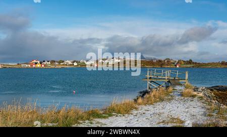 Bootssteg, Anlegestelle, Bootssteg mit farbigen Häusern am Ufer des Nordatlantiks. Bootshaus und hölzernes Ferienhaus auf den Inseln von Kvaløya, Norwegen Stockfoto