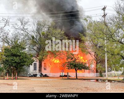 Das Holzhaus ist vollständig im Feuer verwickelt Stockfoto