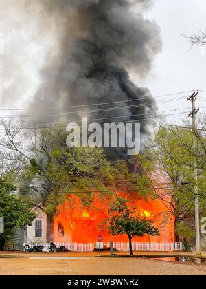 Das Holzhaus ist vollständig im Feuer verwickelt Stockfoto