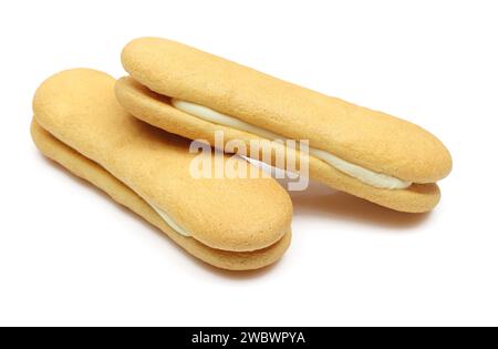 Zwei weiße Vanillecreme gefüllte Ladyfinger Dessert Kekse isoliert auf weißem Hintergrund Stockfoto