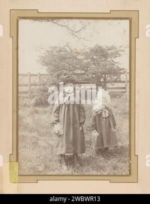 Porträt zweier Mädchen in einem Garten, Anonym, 1880 - 1920 Foto. Cabinet Foto dieses Foto ist Teil eines Albums. Unterstützung für Fotos. Historische Personen aus Pappe. Mädchen (Kind zwischen Kleinkind und Jugend). Garten Stockfoto