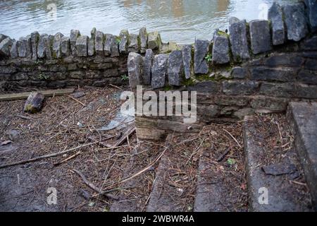 Windsor, Großbritannien. Januar 2024. Trümmer der Themse an der Jennings Wharf nach der Überschwemmung in Windsor. Die Umweltagentur hat den Hochwasseralarm für die Themse in Windsor, Berkshire, entfernt, die Folgen der Überschwemmung sind jedoch sehr sichtbar. Es wird für den Royal Borough of Windsor & Maidenhead kostspielig sein, nach den Überschwemmungen über Windsor, Eton und Maidenhead zu säubern. Quelle: Maureen McLean/Alamy Live News Stockfoto