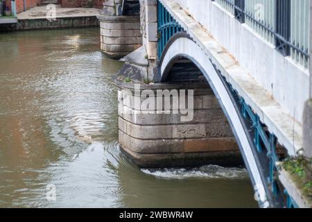 Windsor, Großbritannien. Januar 2024. Die Themse läuft nach der Überschwemmung in Windsor immer noch schnell. Die Umweltagentur hat den Hochwasseralarm für die Themse in Windsor, Berkshire, entfernt, die Folgen der Überschwemmung sind jedoch sehr sichtbar. Es wird für den Royal Borough of Windsor & Maidenhead kostspielig sein, nach den Überschwemmungen über Windsor, Eton und Maidenhead zu säubern. Quelle: Maureen McLean/Alamy Live News Stockfoto