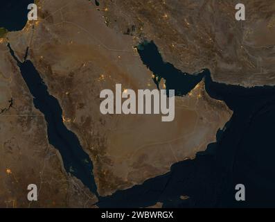 Satellitenblick bei Nacht auf die Arabische Halbinsel. Beleuchtete Städte und Hauptstraßen, nationale Grenzen. Physische Karte mit Reliefs. NASA-Element Stockfoto