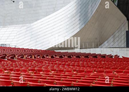 Chicago, IL, USA, 27. September 2023; geschwungene Reihen roter Kunststoffsitze im leeren Jay Pritzker Pavilion, entworfen vom Architekten Frank Gehry Stockfoto
