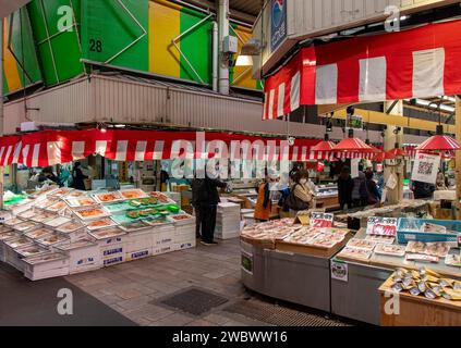 Kanazawa, Ishikawa, Japan; 14. April 2023; Blick von innen auf den Markt von Omicho Ichiba mit Verkaufsständen, die frische Produkte, Fisch und Meeresfrüchte und Fleisch anbieten Stockfoto