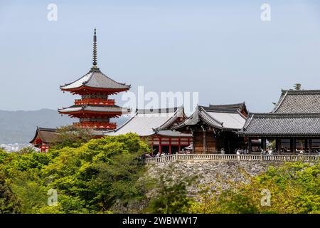 Higashiyama Ward, Kyoto, Japan; 14. April 2023; Kiyomizu-dera buddhistischer Tempel (reines Wasserkloster) mit Pagode und UNESCO-Weltkulturerbe Stockfoto