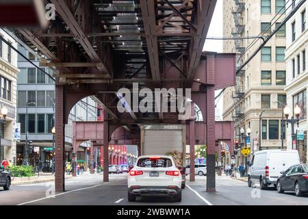 Chicago, IL, USA, 27. September 2023; Blick auf die Straße unter dem Hochbahnsystem Chicago L Rapid Transit Elevated Railway an der S Wabash Avenue Stockfoto