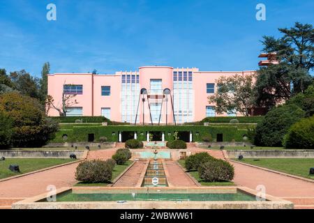 Porto, Portugal - 2. Oktober 2022; Blick vom Garten auf Casa de Serralves, ein rosafarbenes Art-déco-Herrenhaus aus den 1930er Jahren mit einem Museum für zeitgenössische Kunst Stockfoto