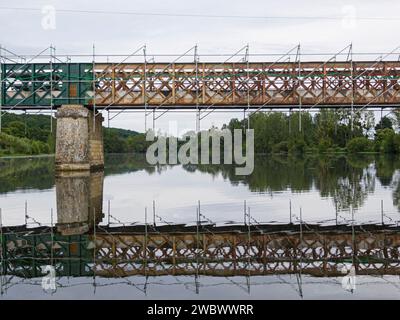Gerüste, die für Wartungs- oder Restaurierungsarbeiten an einer kleinen Brücke über einen großen Fluss Cher verwendet werden Stockfoto