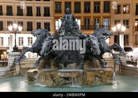 Bartholdi-Brunnen am Place des Terreaux in Lyon, Frankreich, bei Nacht errichtet. Stockfoto