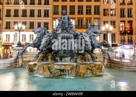 Bartholdi-Brunnen am Place des Terreaux in Lyon, Frankreich, bei Nacht errichtet. Stockfoto