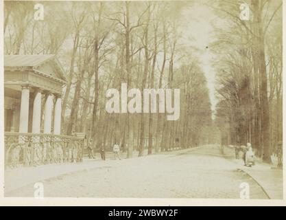 Blick auf den Haupteingang des Haagse Bos in den Haag, ca. 1865 - ca. 1870 Foto. Kabinettfoto Teil des Leporelloalbums mit Fotos aus den Haag. Die Haager Pappe. Fotounterstützung Albumenkratzer, Eingang. Wald, Holz Haagse Bos Stockfoto