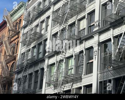 Alte farbenfrohe Gebäude mit Feuerleiter in New york manhattan, Upper East Side, Fassadengebäude Stockfoto