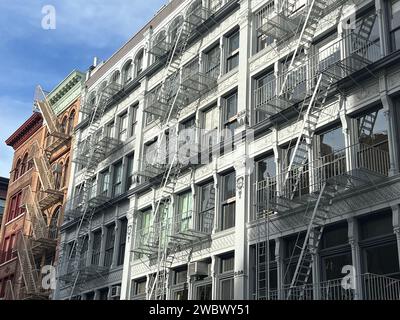 Alte farbenfrohe Gebäude mit Feuerleiter in New york manhattan, Upper East Side, Fassadengebäude Stockfoto