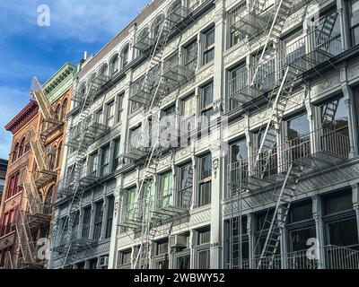 Alte farbenfrohe Gebäude mit Feuerleiter in New york manhattan, Upper East Side, Fassadengebäude Stockfoto