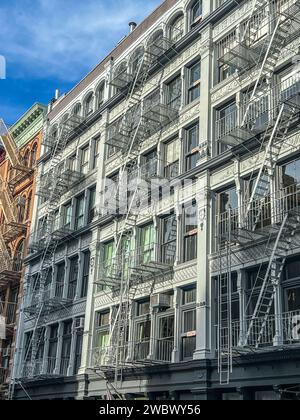 Alte farbenfrohe Gebäude mit Feuerleiter in New york manhattan, Upper East Side, Fassadengebäude Stockfoto