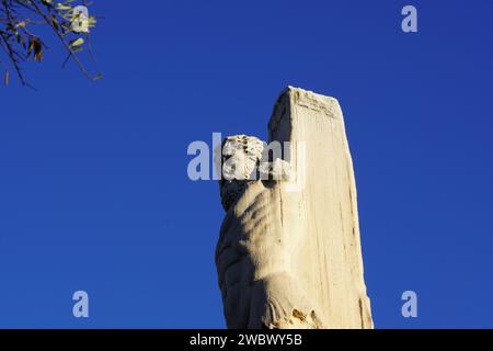 Säule mit Statue in den Ruinen des Odeons von Agrippa, Konzertsaal, in der antiken Agora, oder Marktplatz, in Athen, Griechenland Stockfoto