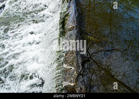 Wasserkaskadierung über Wehr mit weißem Schaumwasser Stockfoto