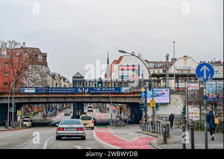 Berlin, Deutschland - 1. Januar 2024: Stadtbild mit einer Hauptstraße in Berlin-Neukoelln am Neujahrstag. Stockfoto
