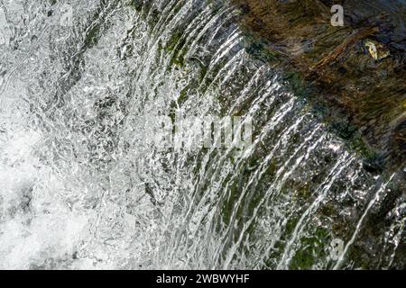 Wasserkaskadierung über Wehr mit weißem Schaumwasser Stockfoto