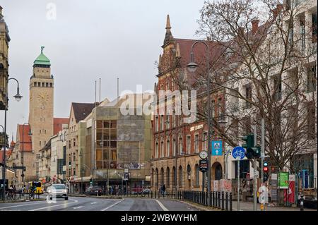 Berlin, Deutschland - 1. Januar 2024: Stadtbild mit einer Hauptstraße in Berlin-Neukoelln am Neujahrstag. Stockfoto