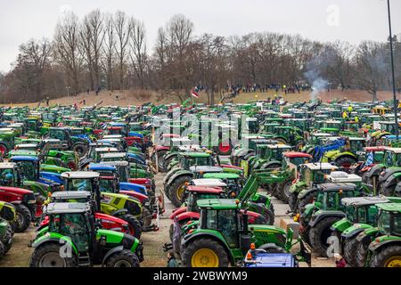 Bauernprotest und Sternfahrt in Nürnberg am 12.01.2024 abgestellte Traktoren der teilnehmenden Landwirte und Lohnunternehmer während der Kundgebung des Bayerischen Bauernverbandes in Nürnberg. Nürnberg Bayern Deutschland *** Bauern protestieren und demonstrieren in Nürnberg auf 12 01 2024 geparkte Traktoren der teilnehmenden Landwirte und Lohnunternehmer während der Kundgebung des Bayerischen Bauernverbandes in Nürnberg Nürnberg Bayern Deutschland 20240112-6V2A8836-Bearbeitet Stockfoto