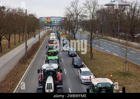 Bauernprotest und Sternfahrt in Nürnberg am 12.01.2024 Rückstau der anreisenden Landwirte auf dem Ring um Nürnberg kurz vor der Auffahrt auf das Versammelungsgelände auf dem Volksfestplatz. Nürnberg Bayern Deutschland *** Bauern protestieren am 12 01 2024 in Nürnberg Rückstand der ankommenden Bauern auf dem Ring um Nürnberg kurz vor der Einfahrt zum Sammelplatz auf dem Volksfestplatz Nürnberg Bayern Deutschland 20240112-6V2A8775-Bearbeitet Stockfoto