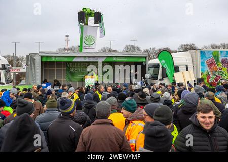 Bauernprotest und Sternfahrt in Nürnberg am 12.01.2024 Blick über die Teilnehmer der Bauerndemonstration auf dem Volksfestplatz in Richtung Bühne, kurz vor dem Start der Kundgebung des Bayerischen Bauernverbandes BBV. Nürnberg Bayern Deutschland *** Bauern protestieren und Kundgebung in Nürnberg am 12 01 2024 Blick über die Teilnehmer der Bauerndemonstration auf dem Volksfestplatz zur Bühne, kurz vor Beginn der Kundgebung des Bayerischen Bauernverbandes BBV Nürnberg Bavaria Germany 20240112-6V2A8769-Bearbeitet Stockfoto