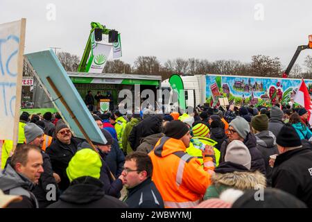 Bauernprotest und Sternfahrt in Nürnberg am 12.01.2024 Blick über die Teilnehmer der Bauerndemonstration auf dem Volksfestplatz in Richtung Bühne, während die Kundgebung gerade begonnen hat. Nürnberg Bayern Deutschland *** Bauern protestieren und Kundgebung in Nürnberg am 12 01 2024 Blick auf die Teilnehmer der Bauerndemonstration auf dem Volksfestplatz zur Bühne, während die Kundgebung gerade begonnen hat Nürnberg Bayern Deutschland 20240112-6V2A8766-Bearbeitet Stockfoto