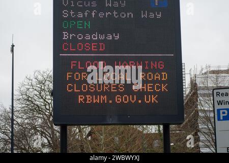 Maidenhead, Berkshire, Großbritannien. Januar 2024. Ein Flutwarnschild am Straßenrand aus dem Royal Borough of Windsor & Maidenhead in Maidenhead, Berkshire. Eine Reihe von Hochwasserwarnungen und Hochwasseralarmen für die Themse in Berkshire wurden heute von der Umweltbehörde entfernt. Kredit: Maureen McLean/Alamy Stockfoto