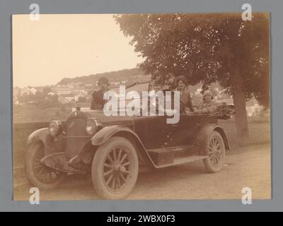 Unbekannte Firma in einem Auto, anonym, ca. 1910 - ca. 1920 fotografische Unterstützung Gelatine Silberdruck Automobil. Anonyme historische Personen, die in einer Gruppe dargestellt werden, in einem Gruppenporträt Stockfoto