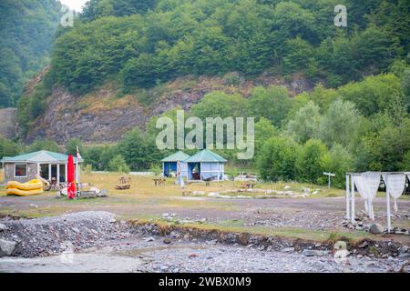 Idyllischer Mountain River, Der Durch Unberührte Waldlandschaft Fließt Stockfoto