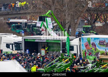 Bauernprotest und Sternfahrt in Nürnberg am 12.01.2024 Blick auf die Bühne des Bauernverbandes nach Start der Kundgebung. Nürnberg Bayern Deutschland *** Bauern protestieren und Kundgebung in Nürnberg am 12 01 2024 Ansicht der Bauernverbandsstufe nach Beginn der Kundgebung Nürnberg Bayern Deutschland 20240112-6V2A8814-Bearbeitet Stockfoto