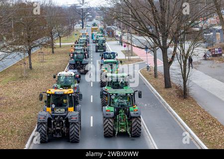 Bauernprotest und Sternfahrt in Nürnberg am 12.01.2024 Rückstau der anreisenden Landwirte auf dem Ring um Nürnberg kurz vor der Auffahrt auf das Versammelungsgelände auf dem Volksfestplatz. Nürnberg Bayern Deutschland *** Bauern protestieren am 12 01 2024 in Nürnberg Rückstand der ankommenden Bauern auf dem Ring um Nürnberg kurz vor der Einfahrt zum Sammelplatz auf dem Volksfestplatz Nürnberg Bayern Deutschland 20240112-6V2A8777-Bearbeitet Stockfoto