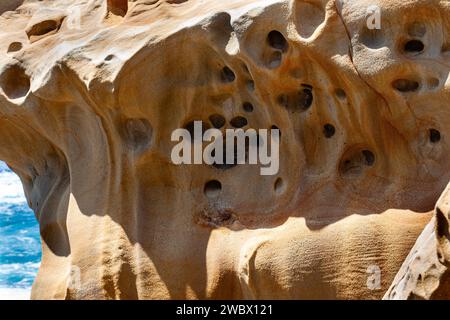 Felsen mit besonderen Formen an der Küste der Klippen von Jaizkibel Stockfoto