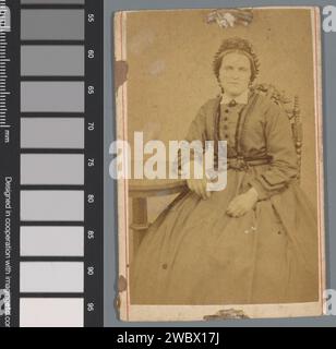 Porträt einer unbekannten Frau, anonym, 1854 - 1885 Foto. Visitenkartenpapier. Kopfschutz aus Pappe mit Albumendruck: Kappe. Erwachsene Frau. Anonyme historische Person porträtiert Stockfoto