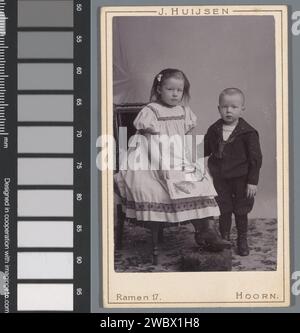 Porträt zweier unbekannter Kinder, Johannes Laurens Theodorus Huijsen, 1890 - 1910 Fotografie. Besuchen Sie die Karte Hoorn (Nordholland) Pappe. baryta Papiermädchen (Kind zwischen Kleinkind und Jugend). Junge (Kind zwischen Kleinkind und Jugend). Anonyme historische Person porträtiert Hoorn (Nordholland) Stockfoto