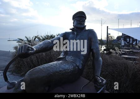 Januar 2024. Balatonfüred, Ungarn. Ein Wintertag am Ufer des Balaton. Sonnenuntergang, Möwen, Schwäne, Eislaufbahn, Gedenkstatue des Schauspielers István Bujtor, Park um Herz Krankenhaus, Landschaft Credit Ilona Barna, BIPHOTONEWS, Alamy Live News Stockfoto