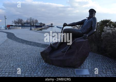 Januar 2024. Balatonfüred, Ungarn. Ein Wintertag am Ufer des Balaton. Sonnenuntergang, Möwen, Schwäne, Eislaufbahn, Gedenkstatue des Schauspielers István Bujtor, Park um Herz Krankenhaus, Landschaft Credit Ilona Barna, BIPHOTONEWS, Alamy Live News Stockfoto