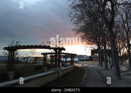 Januar 2024. Balatonfüred, Ungarn. Ein Wintertag am Ufer des Balaton. Sonnenuntergang, Möwen, Schwäne, Eislaufbahn, Gedenkstatue des Schauspielers István Bujtor, Park um Herz Krankenhaus, Landschaft Credit Ilona Barna, BIPHOTONEWS, Alamy Live News Stockfoto