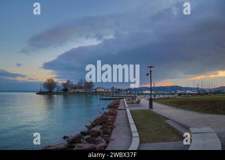 Januar 2024. Balatonfüred, Ungarn. Ein Wintertag am Ufer des Balaton. Sonnenuntergang, Möwen, Schwäne, Eislaufbahn, Gedenkstatue des Schauspielers István Bujtor, Park um Herz Krankenhaus, Landschaft Credit Ilona Barna, BIPHOTONEWS, Alamy Live News Stockfoto