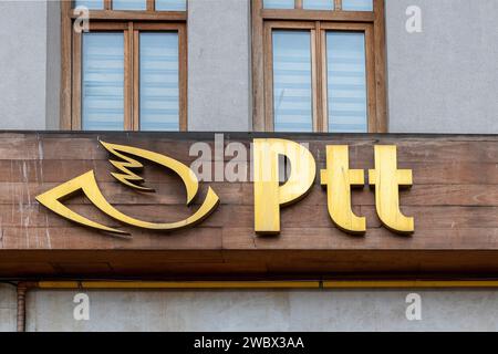 Istanbul, Türkei - 18. Oktober 2023: Postlogo auf einer Gebäudefassade in Istanbul Stockfoto