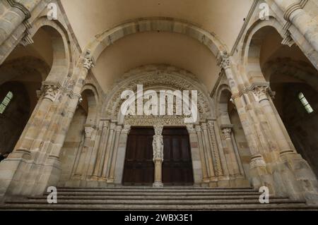 Die Kirchenvorhalle, Kathedrale Saint-Lazare, Autun, Département Saône-et-Loire, Frankreich Stockfoto