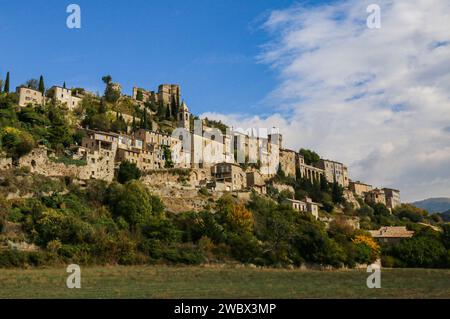 Montbrun-les-Bains, mittelalterliches Dorf und Thermalstation, Département Drôme, Südfrankreich Stockfoto